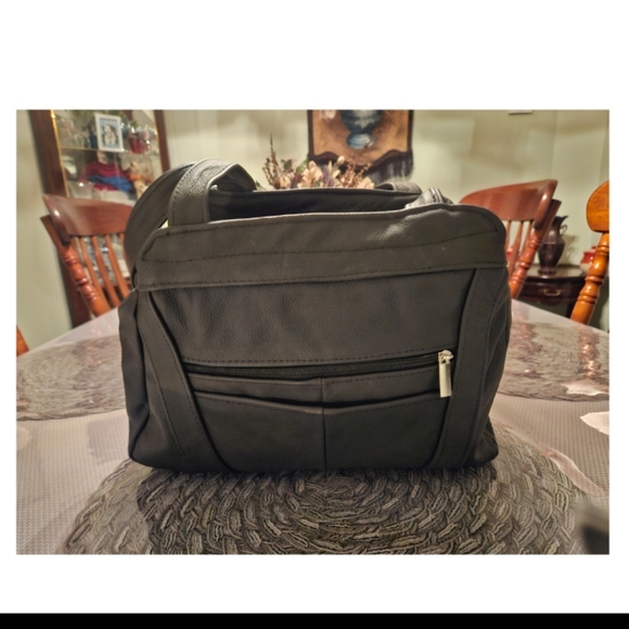 BIG PRICE DROP!!  Three Large Main Zippered Compartments Leather Handbag - Picture 5 of 12
